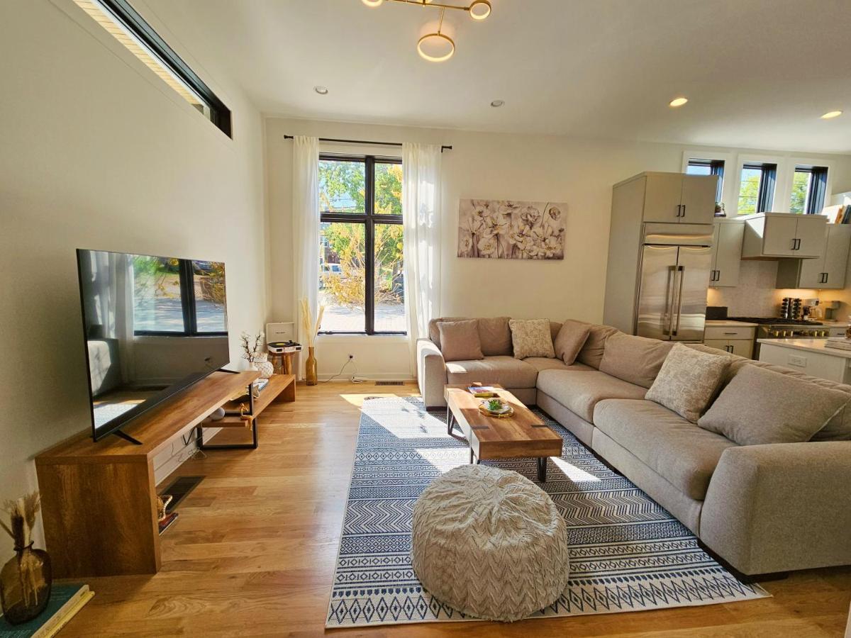 Extra Spacious 4 Bed / 4.5 Bath Music Row Casa de Férias Nashville