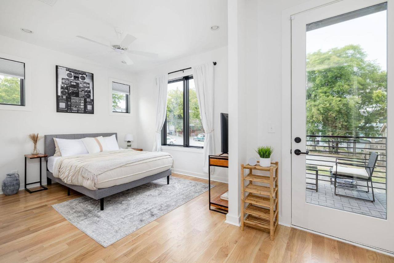 Extra Spacious 4 Bed / 4.5 Bath Music Row Casa de Férias