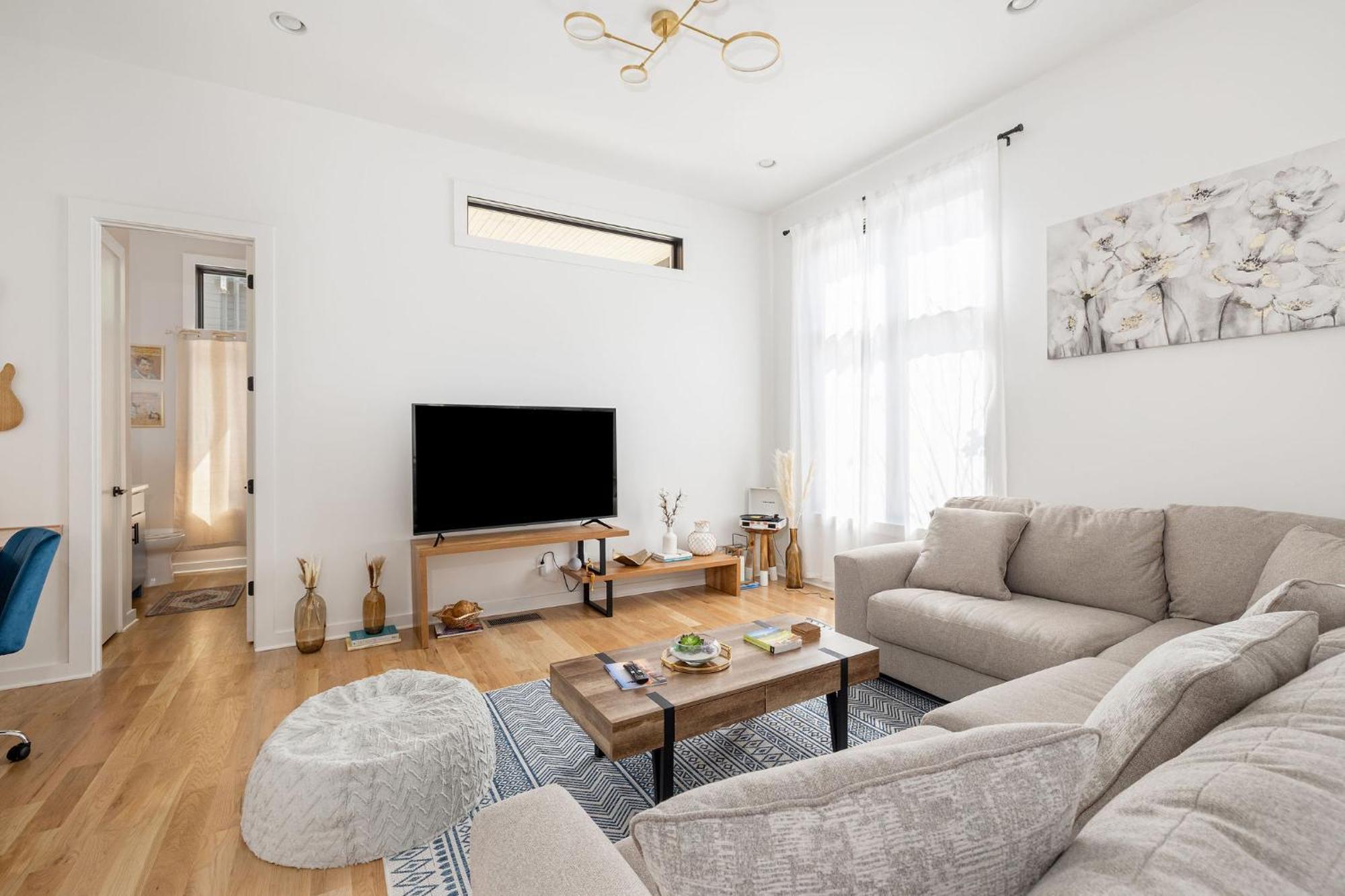 Extra Spacious 4 Bed / 4.5 Bath Music Row Casa de Férias