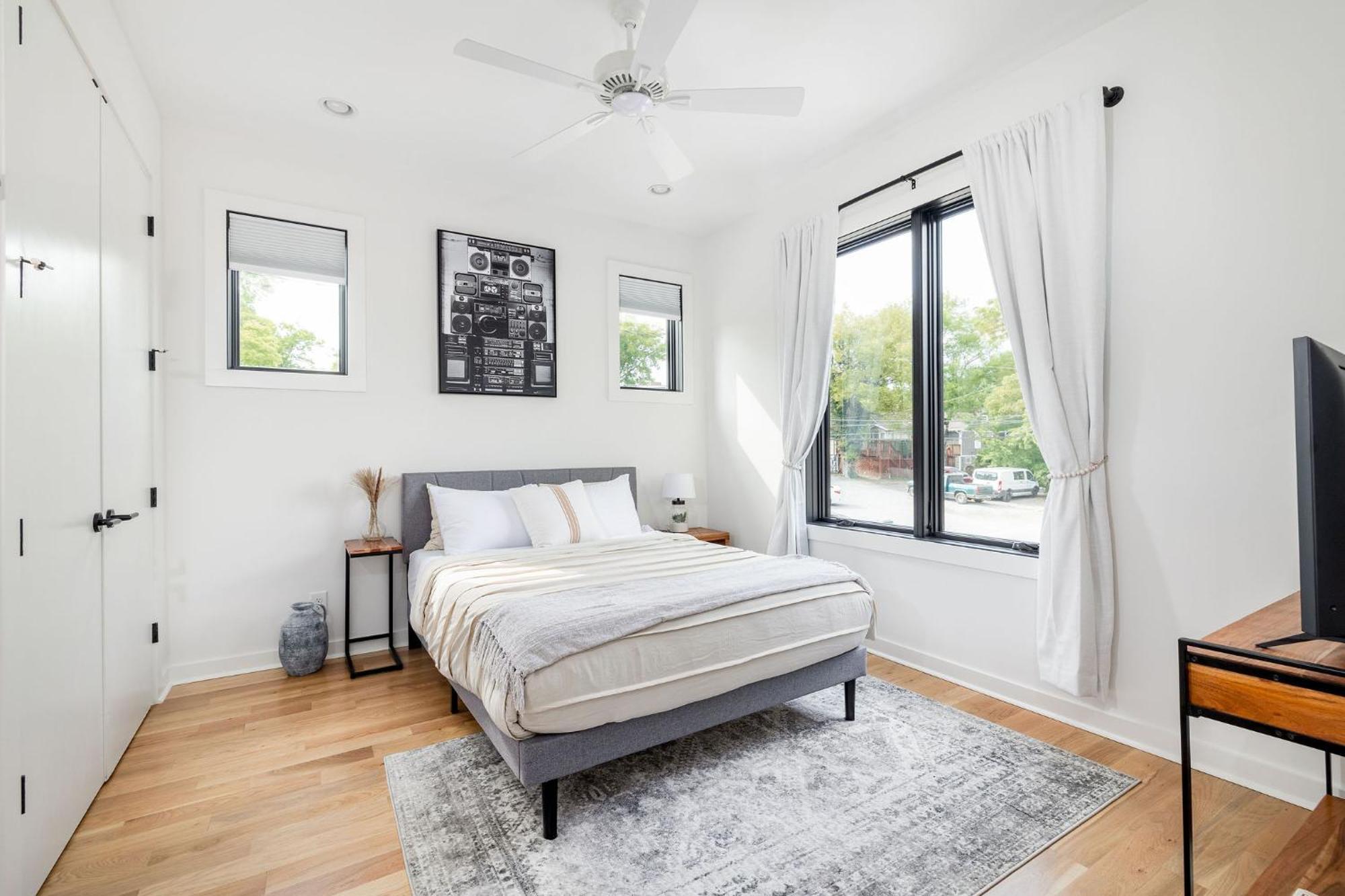 Extra Spacious 4 Bed / 4.5 Bath Music Row Casa de Férias Nashville