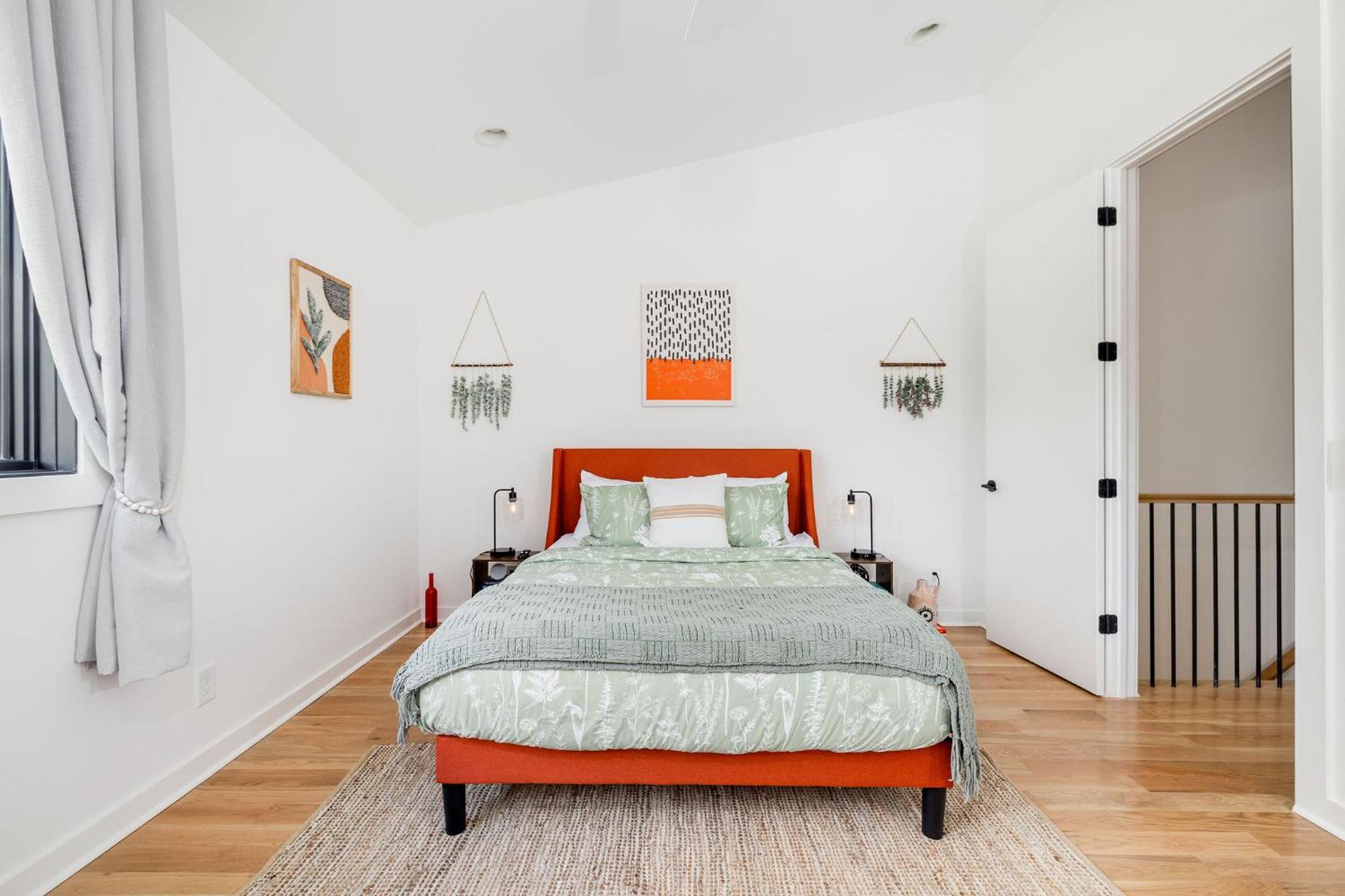 Extra Spacious 4 Bed / 4.5 Bath Music Row Ferienhaus